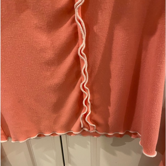 PRETTY SIZE MEDIUM PEACH WITH CREAM ACCENTS LONG SLEEVE T SHIRT V NECK - Picture 8 of 13